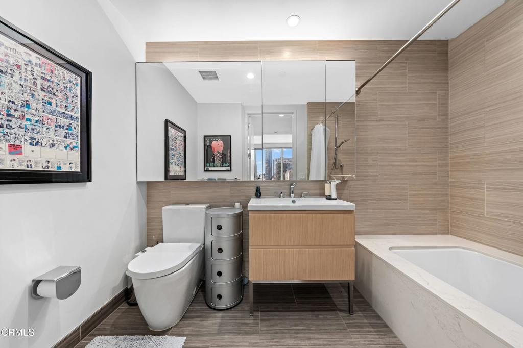 877 Francisco Street 1506 Property Photo 23