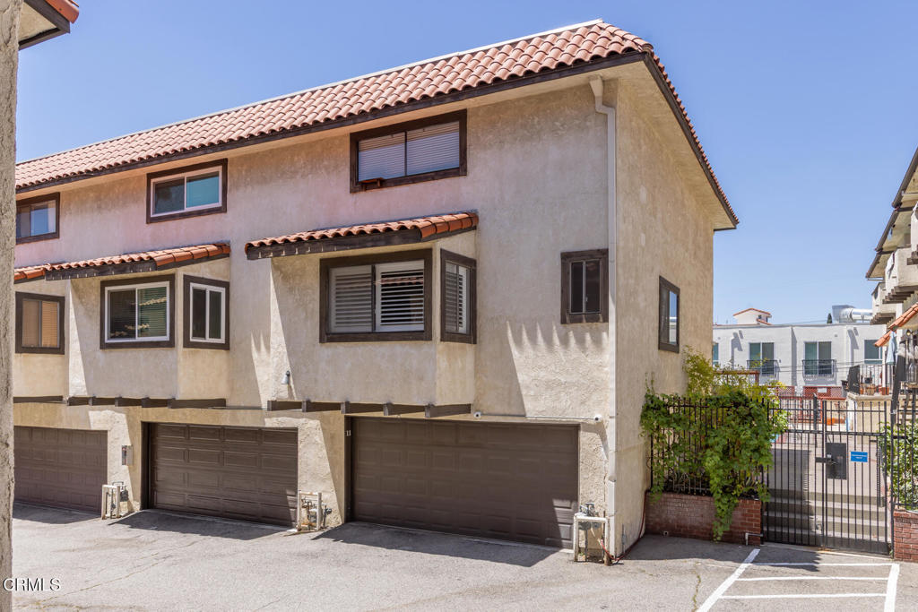 10141 Samoa Avenue 11 Property Photo 1