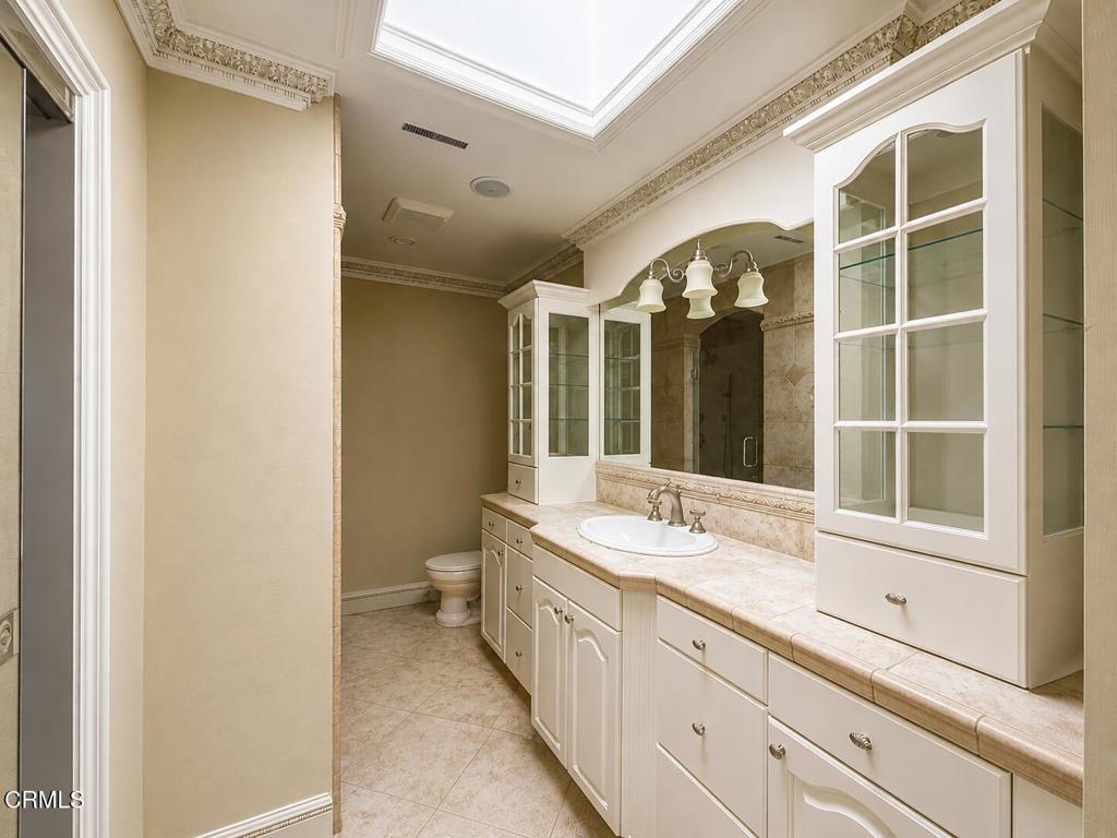 352 S Orange Grove Boulevard Property Photo 9