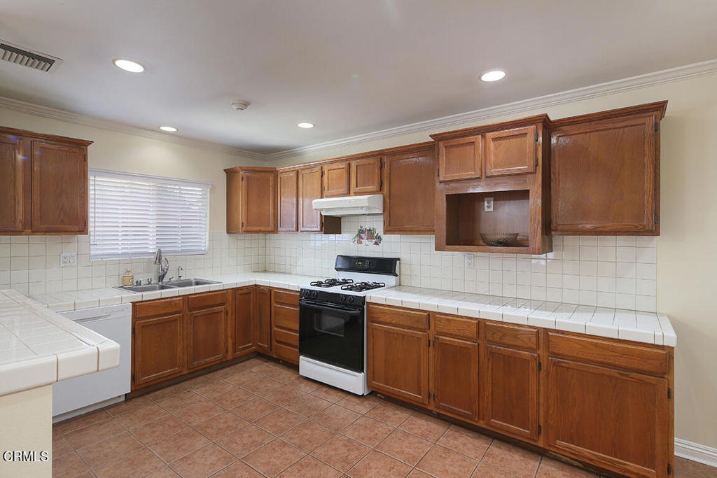 2813 Silver Street Property Photo 6