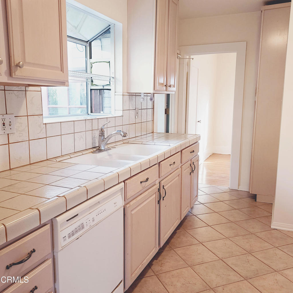 1176 E Claremont Street Property Photo 9