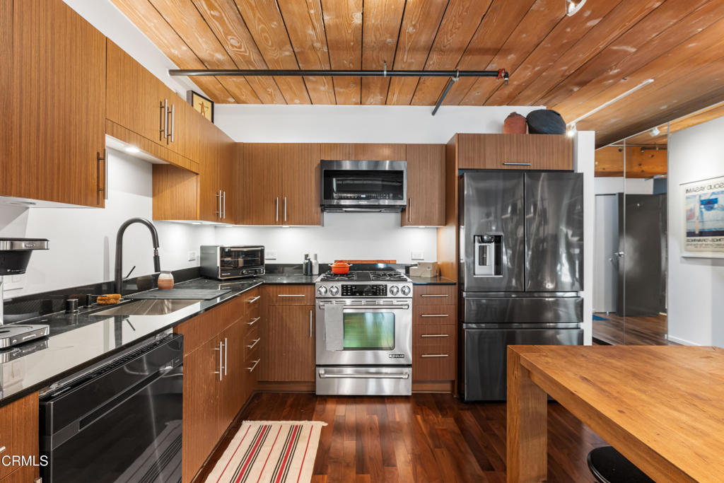 530 S Hewitt Street 244 Property Photo 5