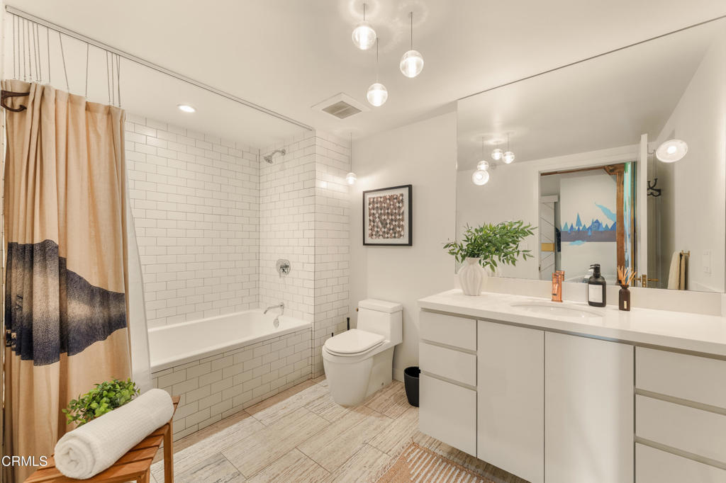 527 Molino Street 401 Property Photo 8