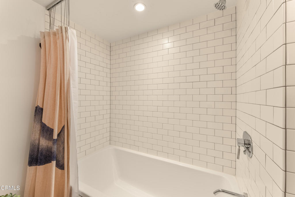 527 Molino Street 401 Property Photo 9
