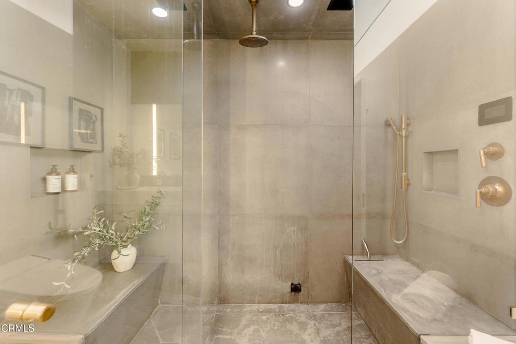527 Molino Street 401 Property Photo 43