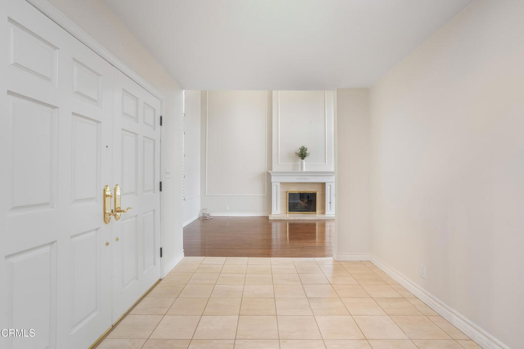 1095 Linda Glen Drive Property Photo 4