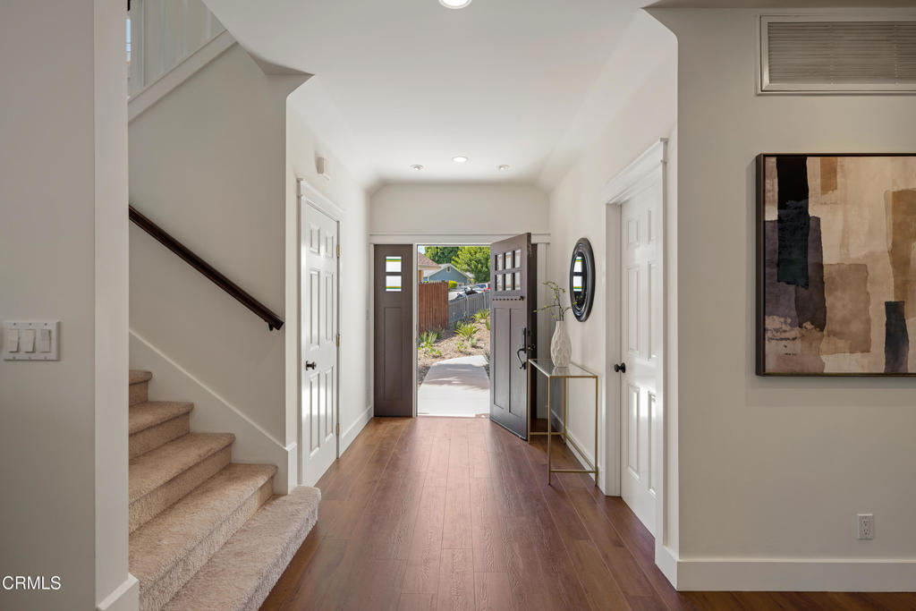 10128 Golden Oaks Avenue Property Photo 3
