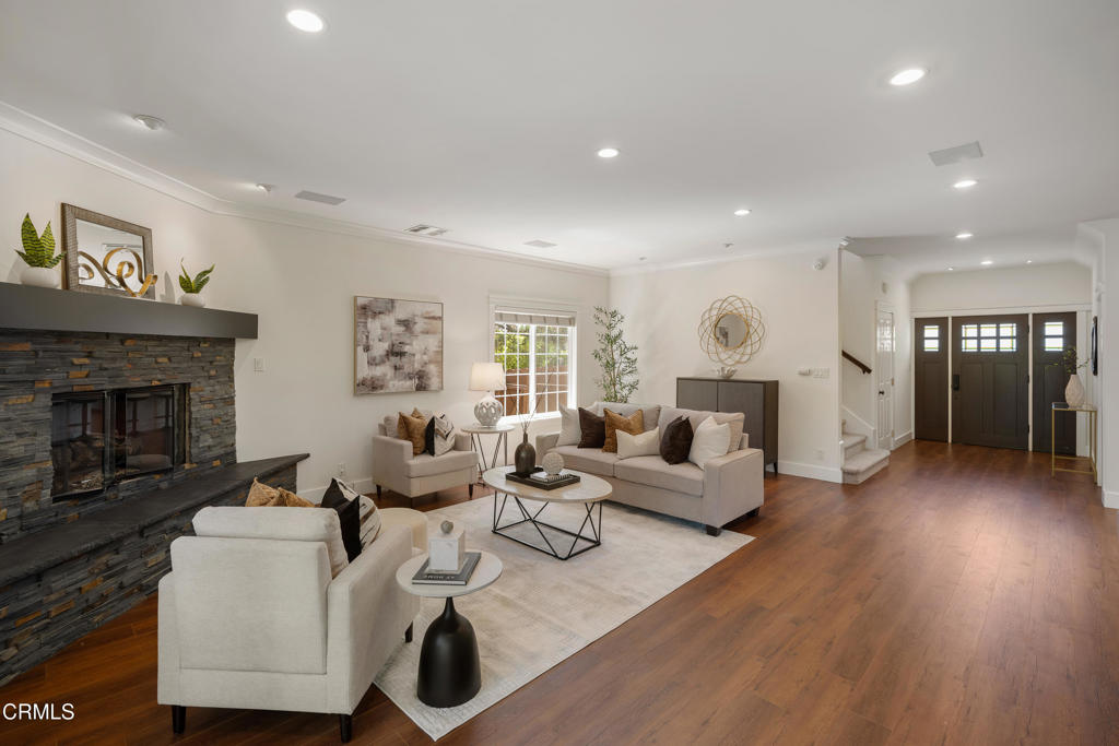 10128 Golden Oaks Avenue Property Photo 4
