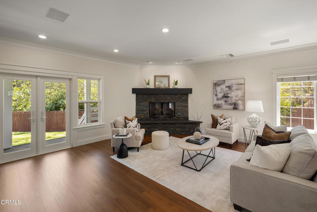 10128 Golden Oaks Avenue Property Photo 6