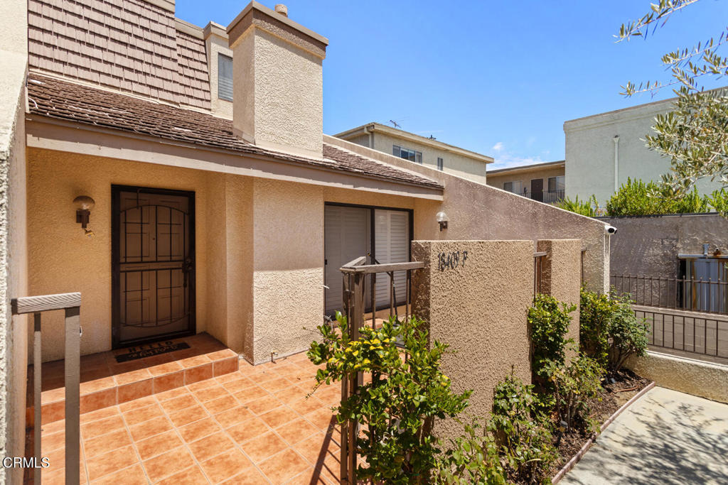 18409 Collins Street F Property Photo 4