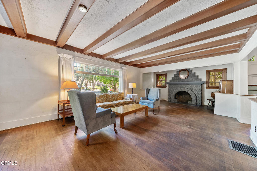 2025 La France Avenue Property Photo 4