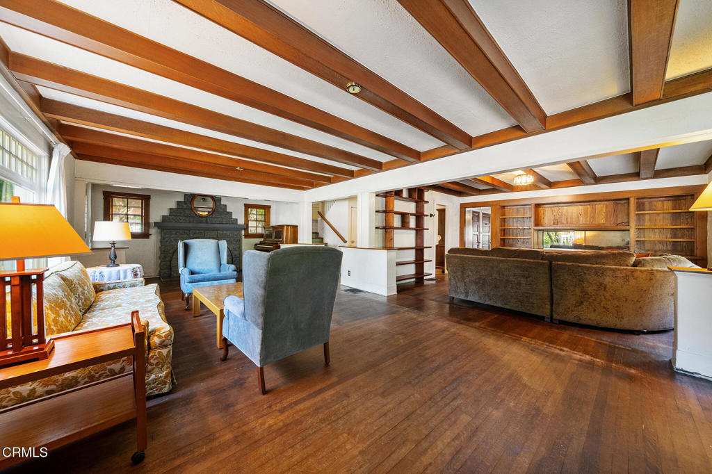 2025 La France Avenue Property Photo 9