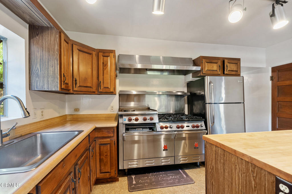 2025 La France Avenue Property Photo 15