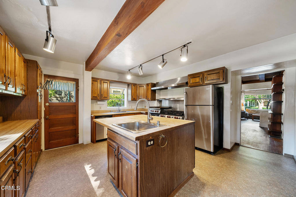 2025 La France Avenue Property Photo 16