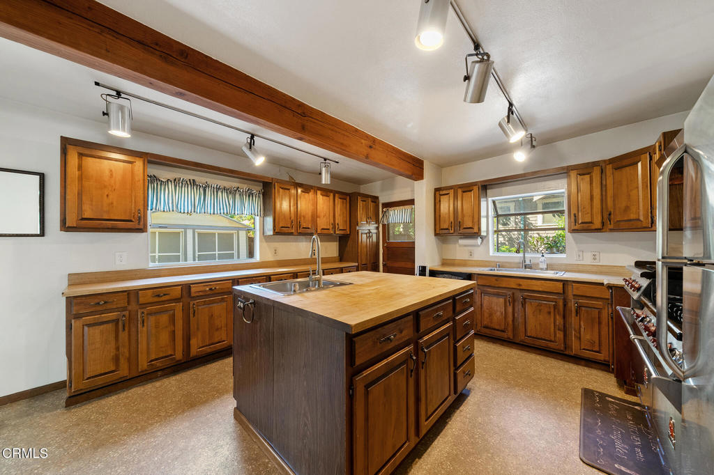 2025 La France Avenue Property Photo 17