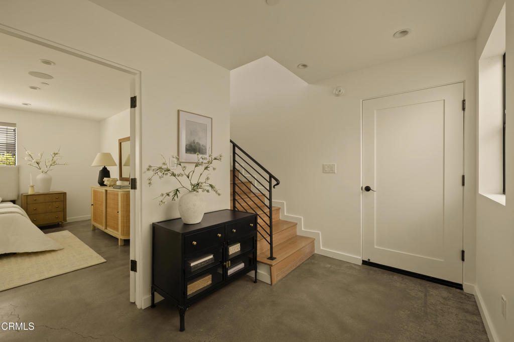 643 1/2 N Hayworth Avenue Property Photo 3