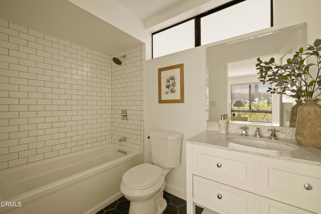 643 1/2 N Hayworth Avenue Property Photo 5