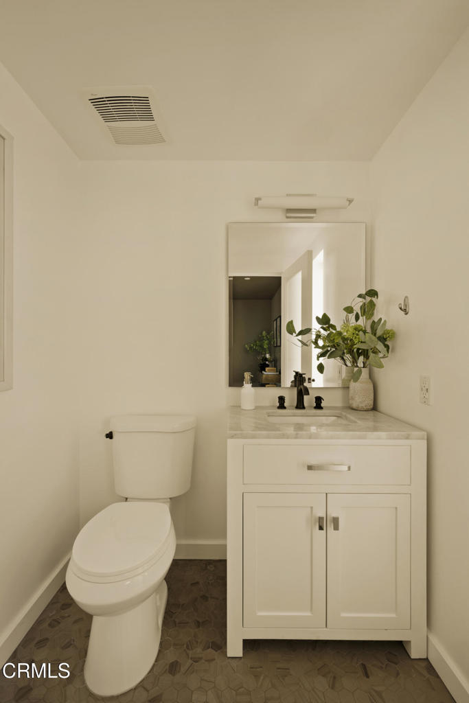 643 1/2 N Hayworth Avenue Property Photo 16