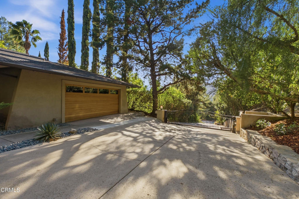 3616 E Chevy Chase Drive Property Photo 4