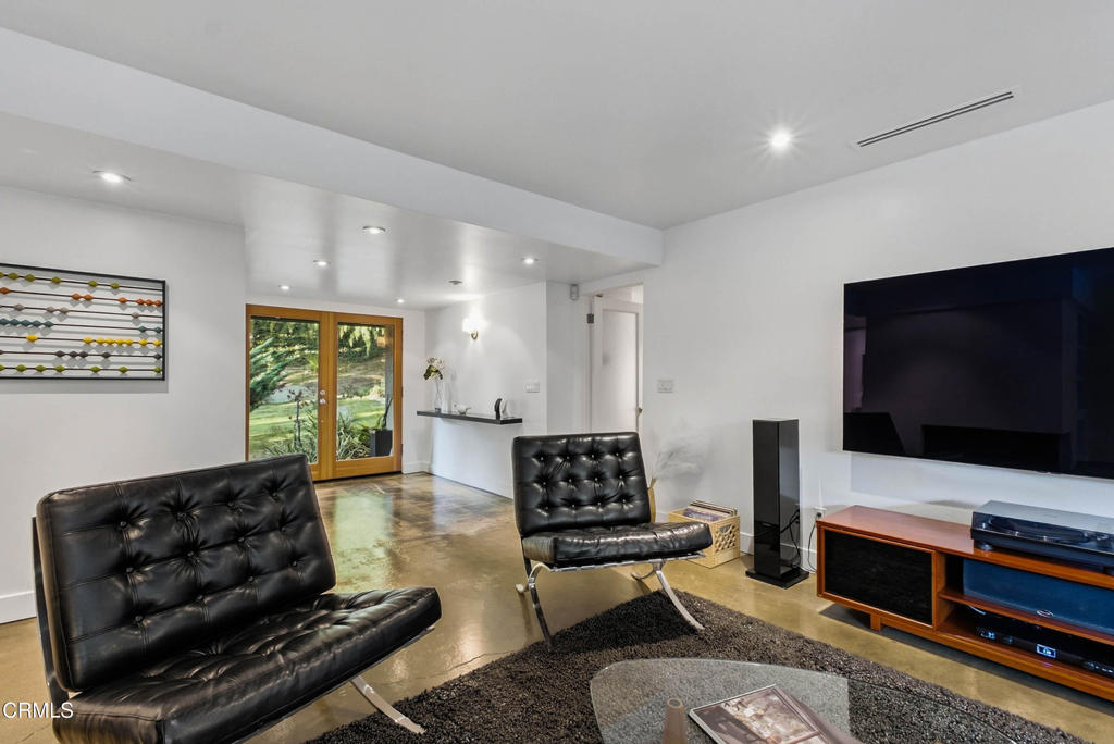 3616 E Chevy Chase Drive Property Photo 12