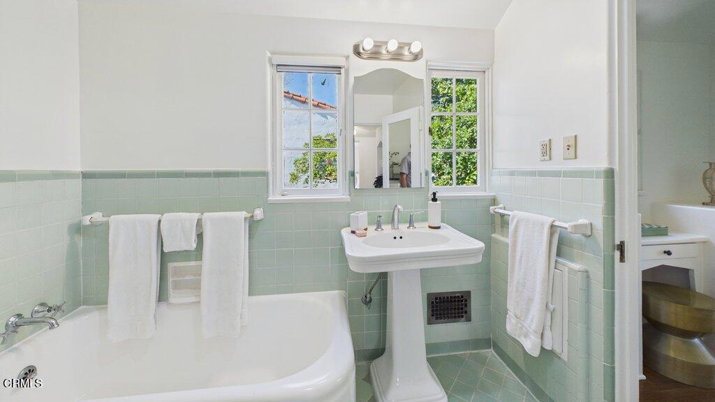 1828 Warwick Road Property Photo 47