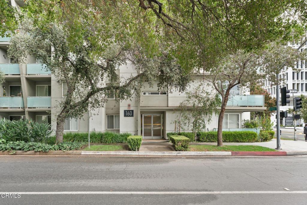 160 S Hudson Avenue 105 Property Photo 2