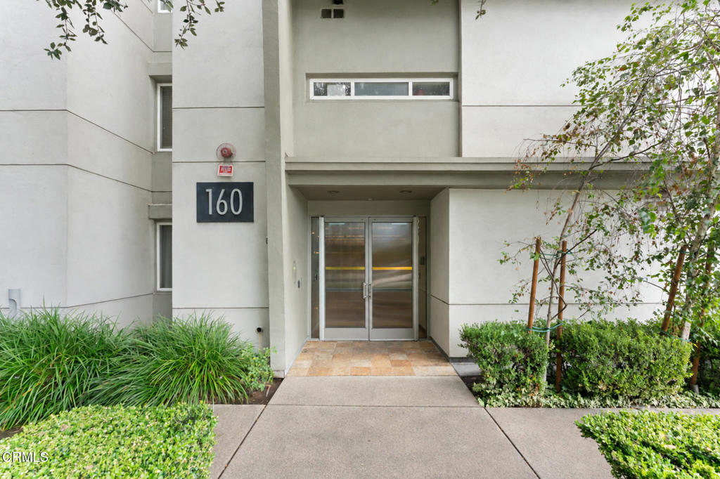 160 S Hudson Avenue 105 Property Photo 3
