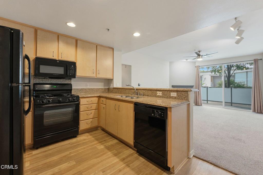 160 S Hudson Avenue 105 Property Photo 7