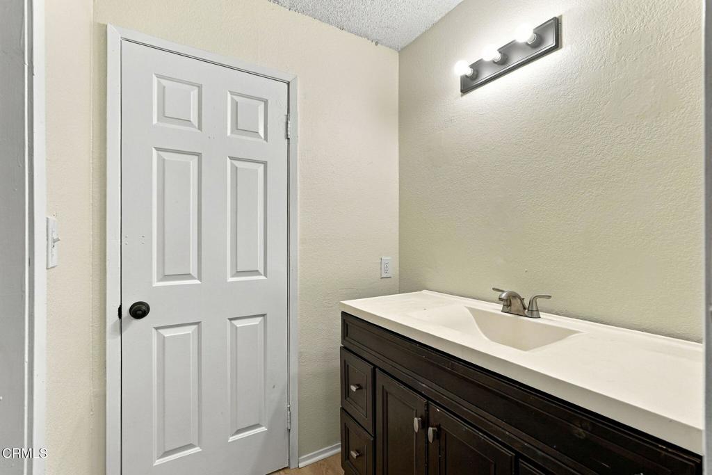 2718 Vanderbilt Lane B Property Photo 24