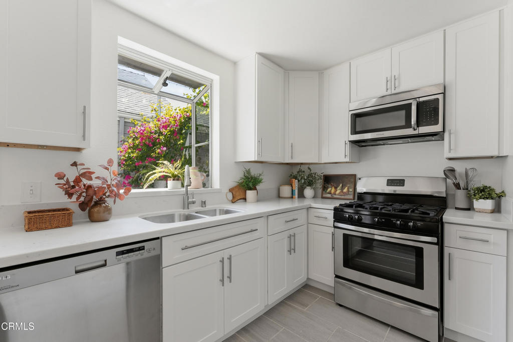 595 N Garfield Avenue 7 Property Photo 6