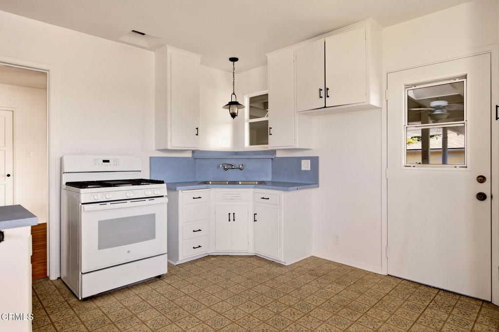 13936 Los Angeles Street Property Photo 6