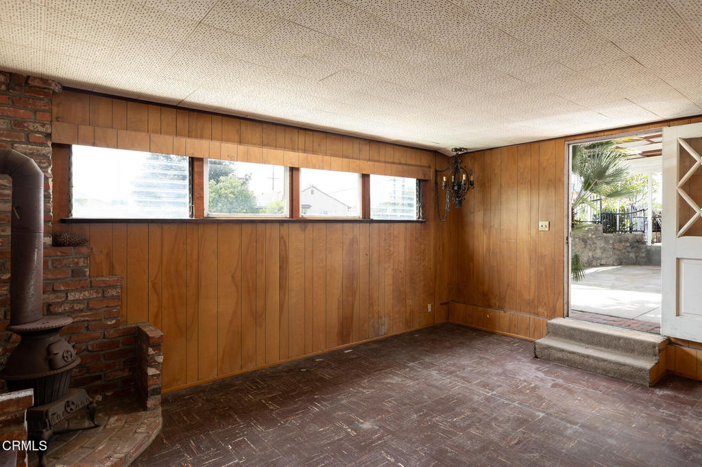 13936 Los Angeles Street Property Photo 18
