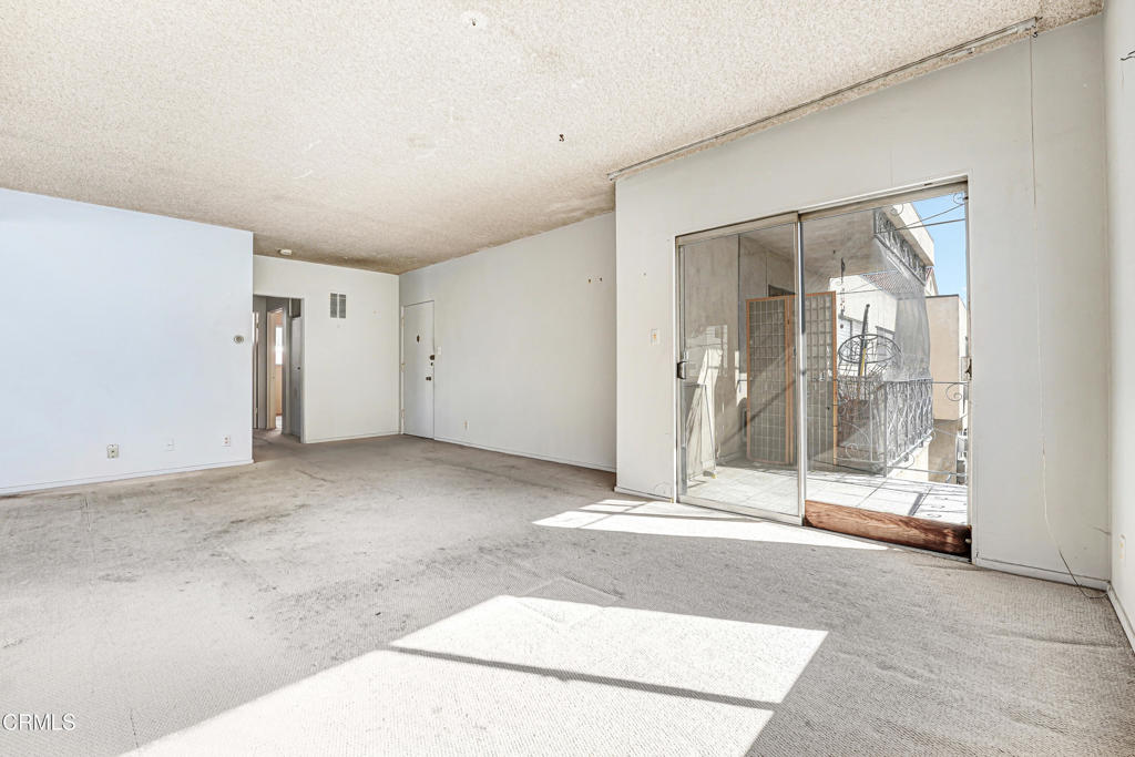 1749 N Edgemont Street Property Photo 2