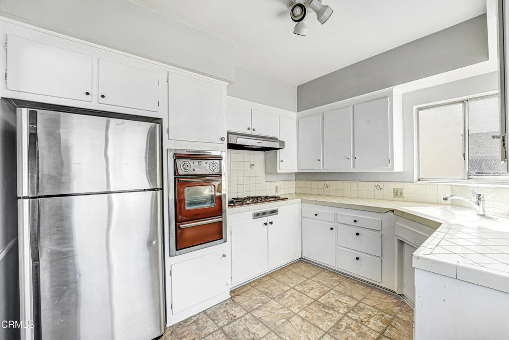 1749 N Edgemont Street Property Photo 3