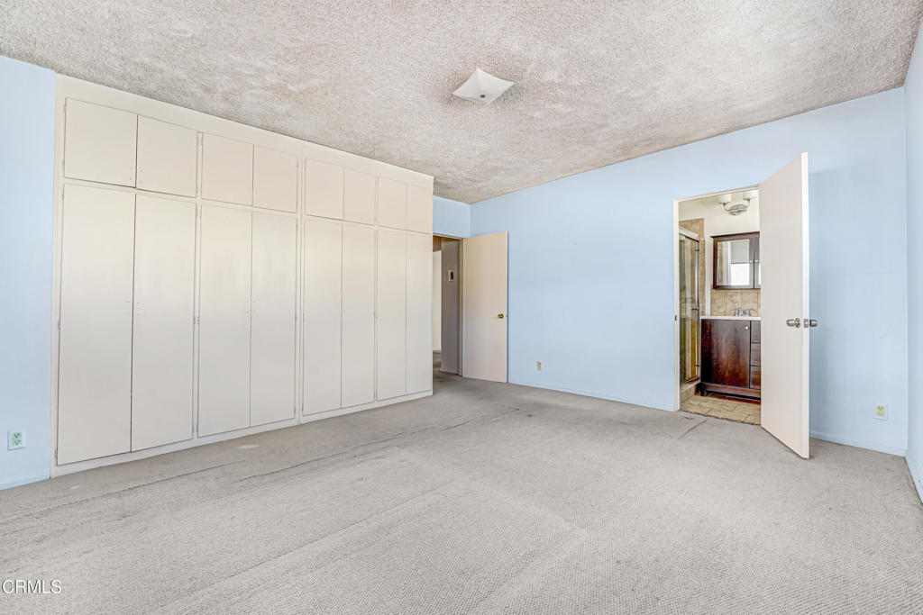 1749 N Edgemont Street Property Photo 5