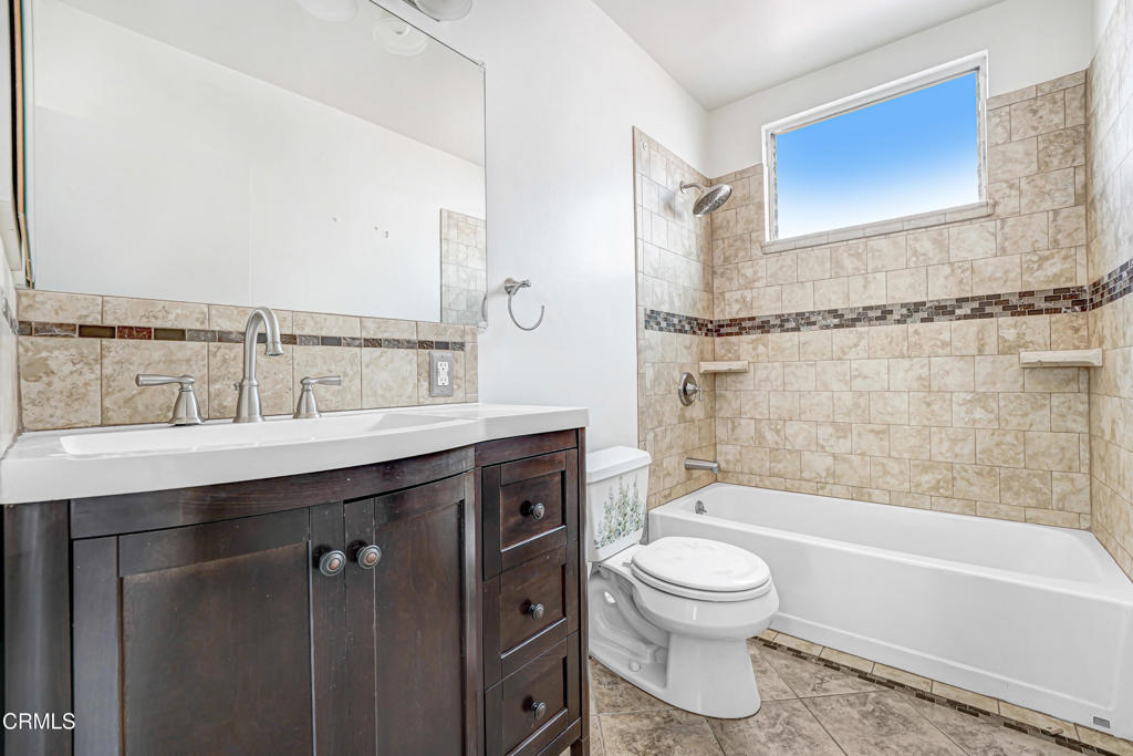 1749 N Edgemont Street Property Photo 6