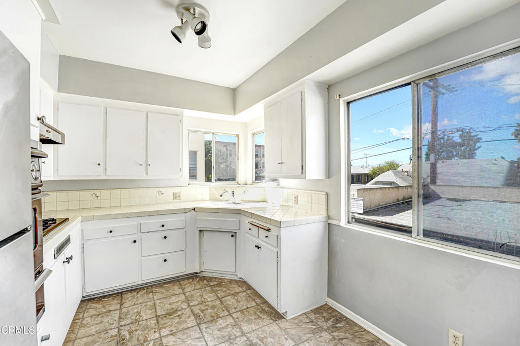 1749 N Edgemont Street Property Photo 8