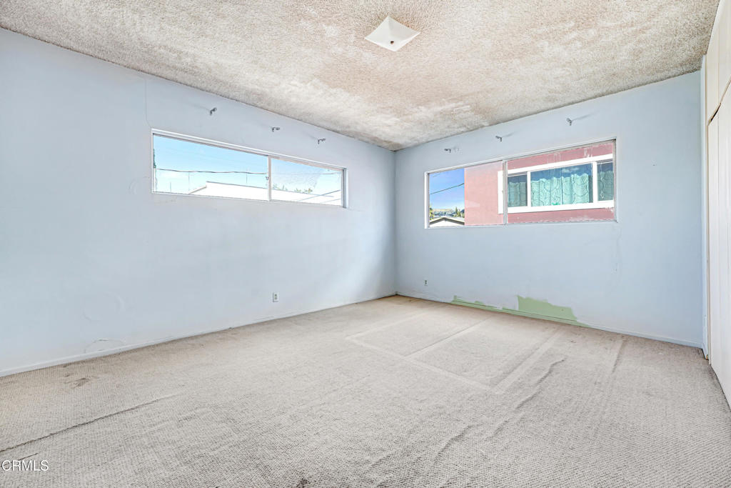 1749 N Edgemont Street Property Photo 9