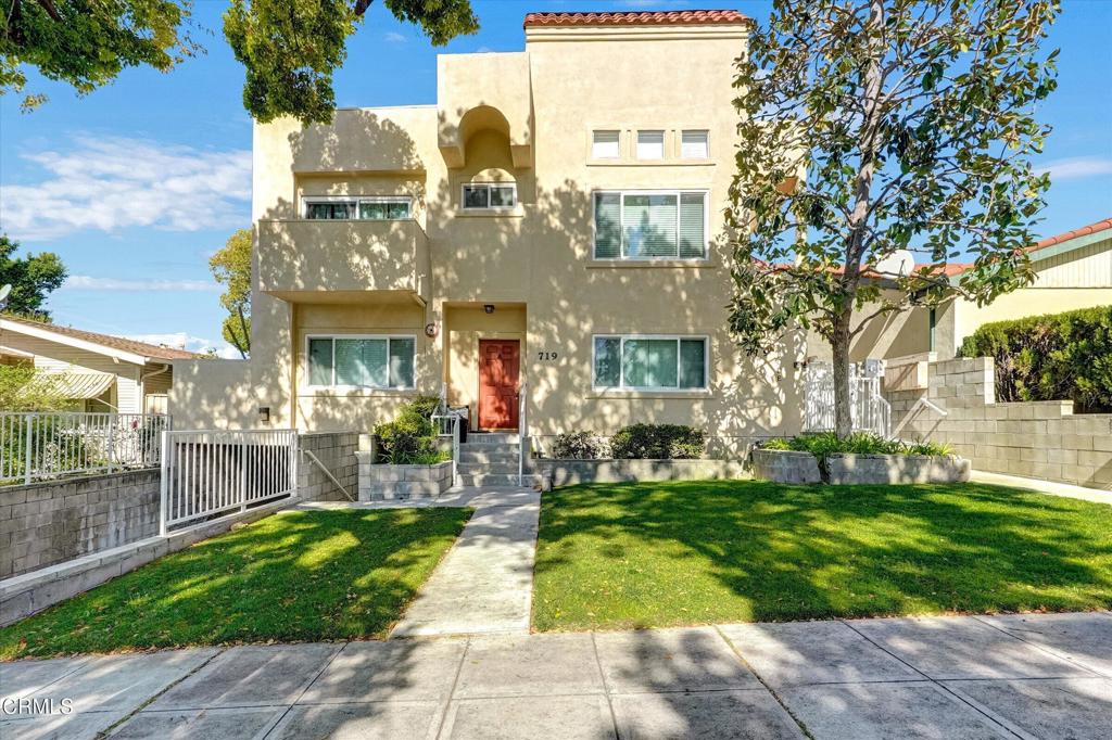 719 E Tujunga D Property Photo 2