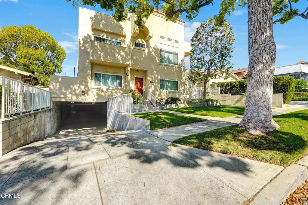 719 E Tujunga D Property Photo 3