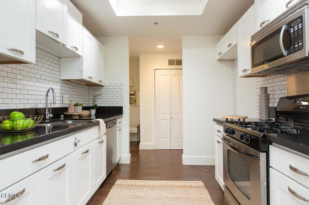 130 S Mentor Avenue 205 Property Photo 6