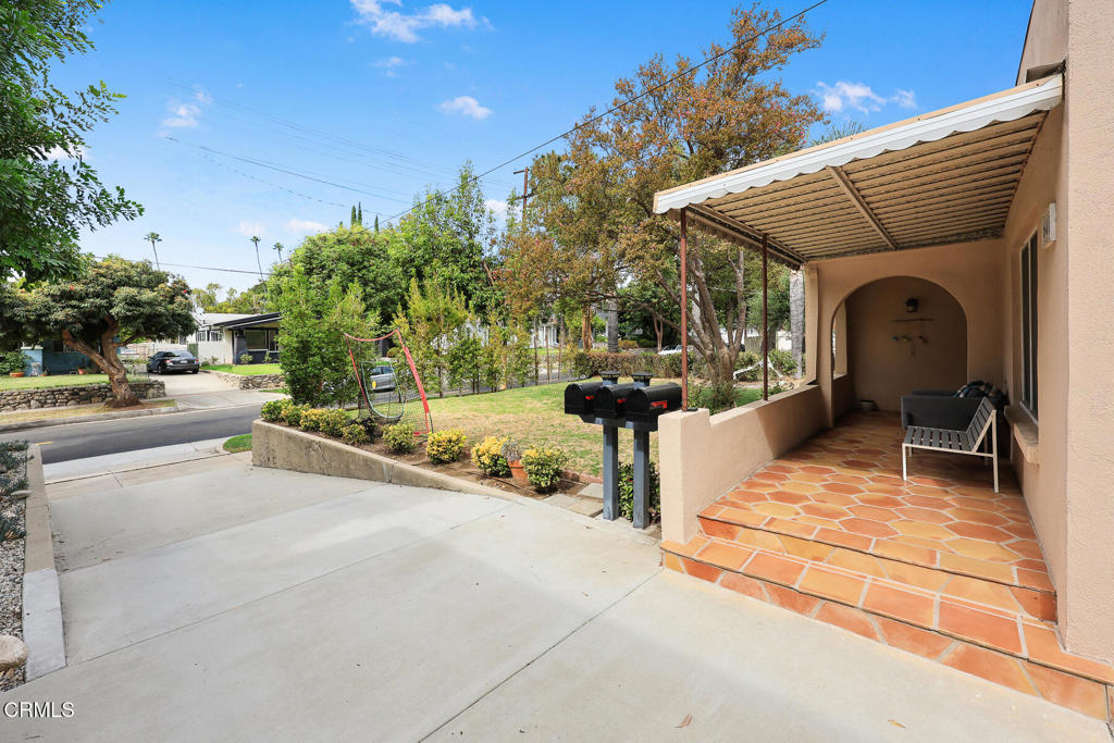 636 640 N Wilson Avenue Property Photo 3