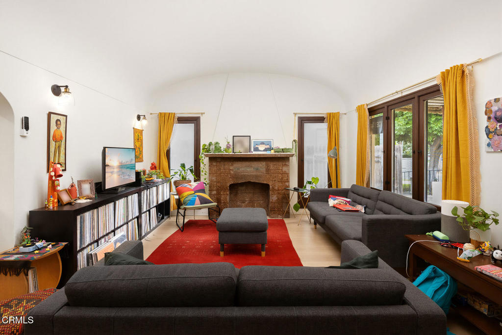636 640 N Wilson Avenue Property Photo 4