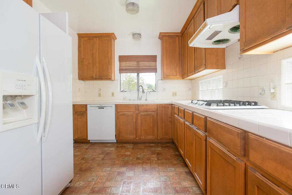 710 S Grand Avenue Property Photo 6
