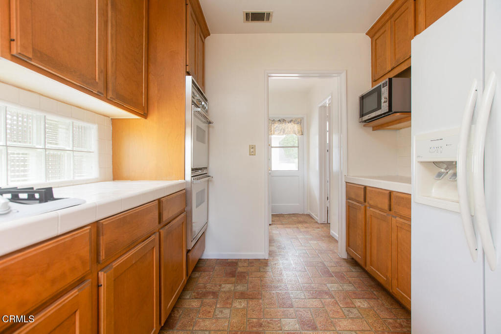710 S Grand Avenue Property Photo 7