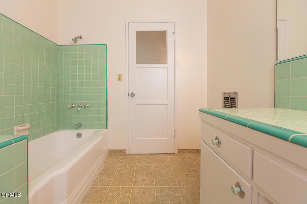 710 S Grand Avenue Property Photo 13