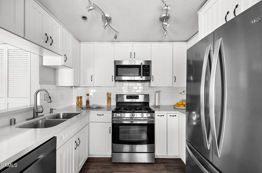 156 S Oak Knoll Avenue 305 Property Photo 8