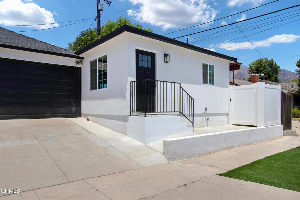 2451 E Crary Street Property Photo 1