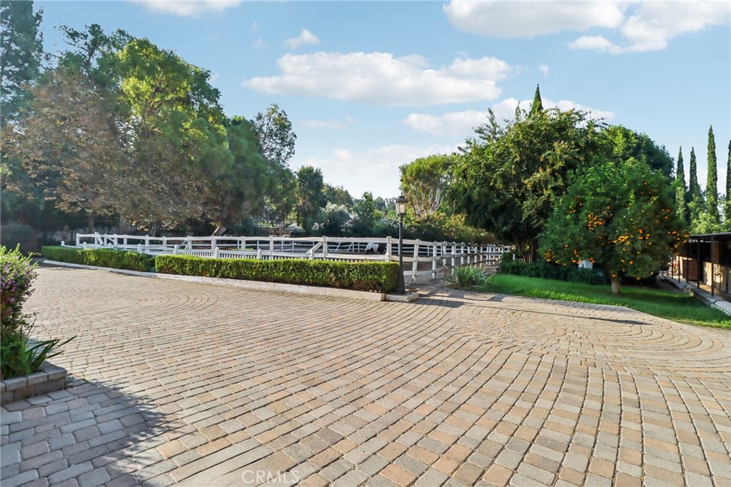2621 Steeplechase Lane Property Photo 4