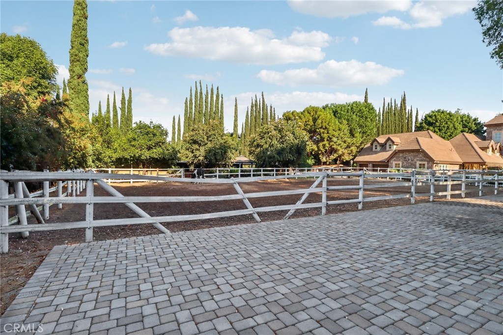 2621 Steeplechase Lane Property Photo 8